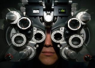 Каждому из клиентов компания "Vidi оптика" предлагает пройти обследование в кабинете врача офтальмолога.